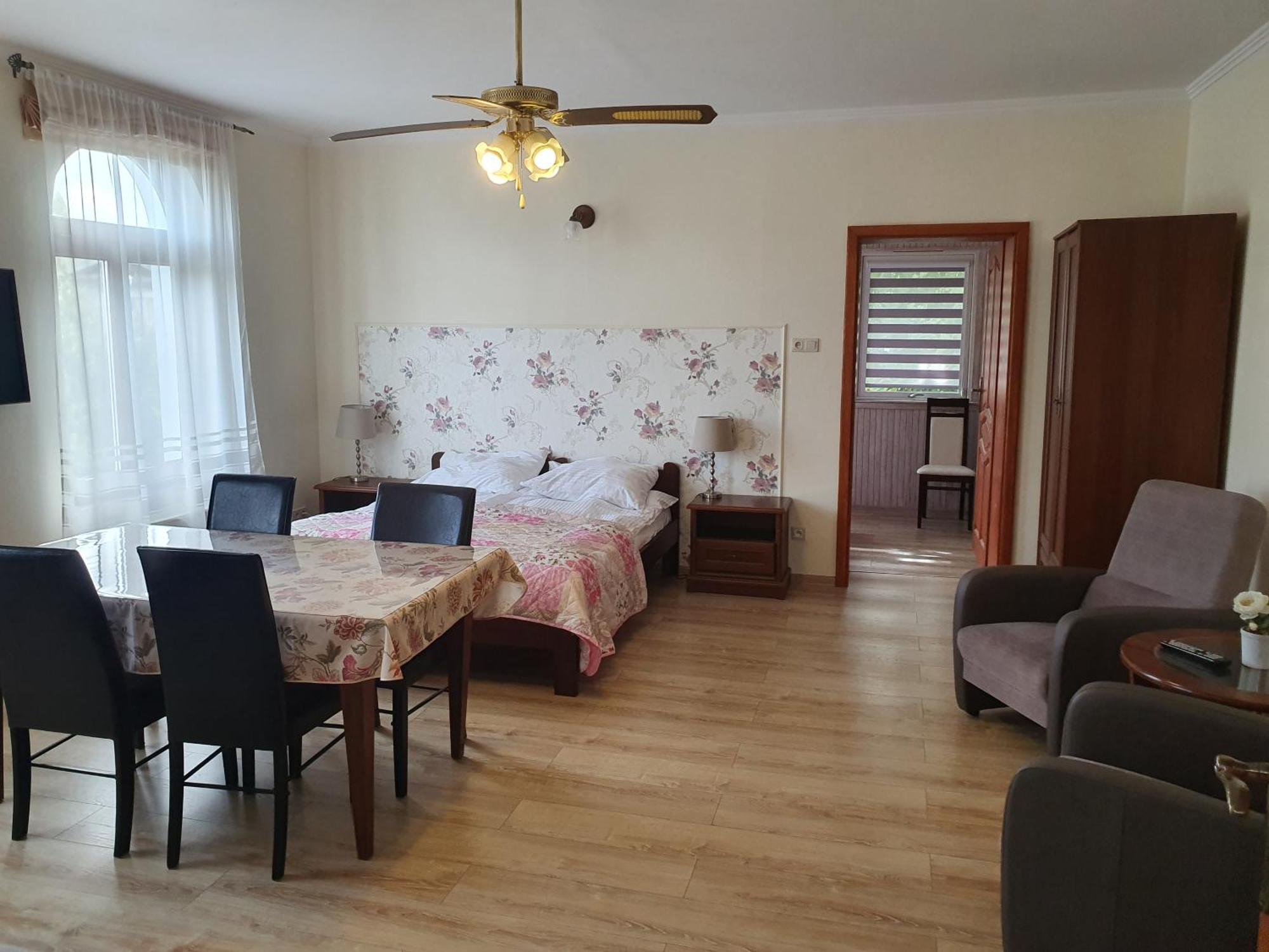 Roza Bed & Breakfast 3*